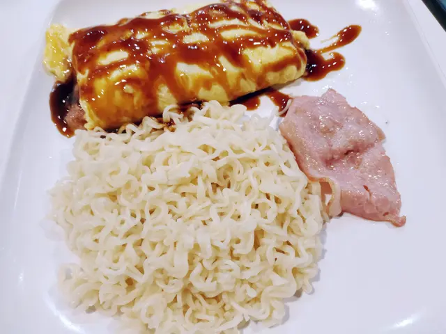 咸牛肉芝士玉子燒撈丁配煙肉