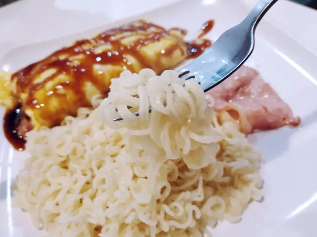 咸牛肉芝士玉子燒撈丁配煙肉