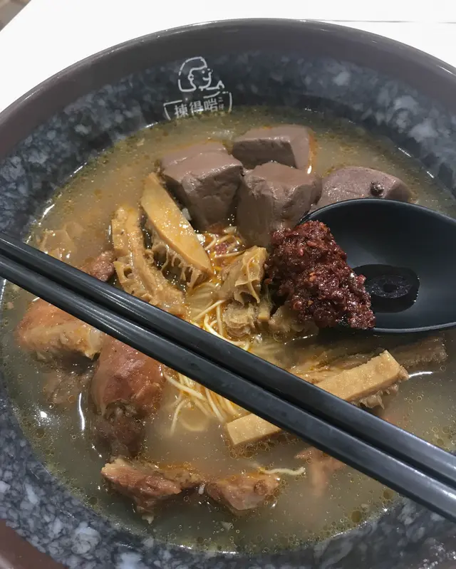 幼麵+豬紅+發達金錢肚+醬燒豬軟骨 配麻辣汁
