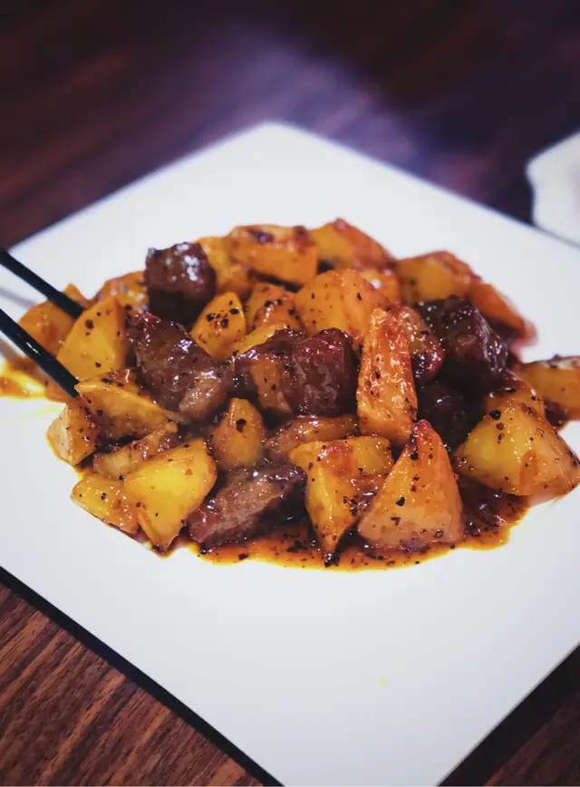 黑椒薯仔炒牛柳粒