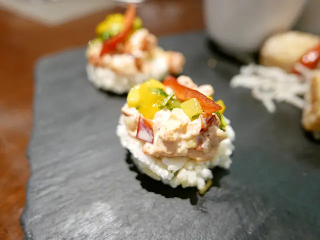 香芒龍蝦鍋巴配是拉差辣醬