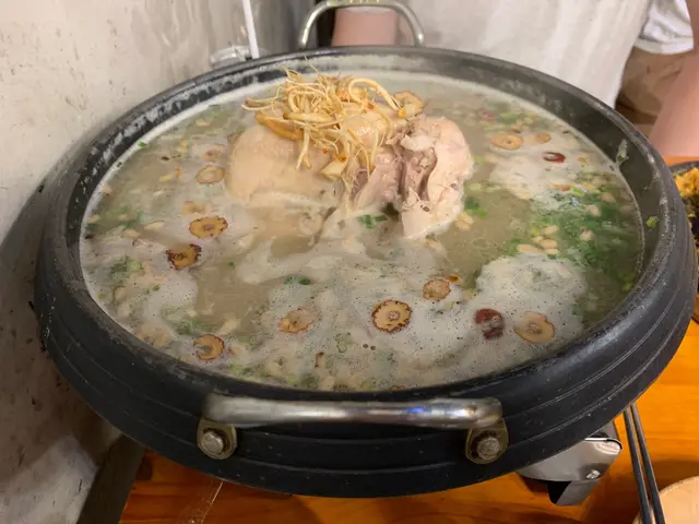 真材實料，好有蔘味！有夠多蔘！雞肉嫩滑，但雞骨入口即溶，夠驚喜！份糧多，兩人食有啲飽肚，好彩飯不多。超讚！