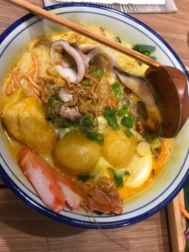 喇沙唔會好油膩，個湯我大啖大啖咁飲左好多!!! 材料好多，成個碗都裝滿配菜，兩隻蛋均飽浸喇沙的湯汁，爆下去會有陣陣椰香，十分滋味!