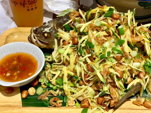 香脆鱸魚配青芒果秘製醬汁