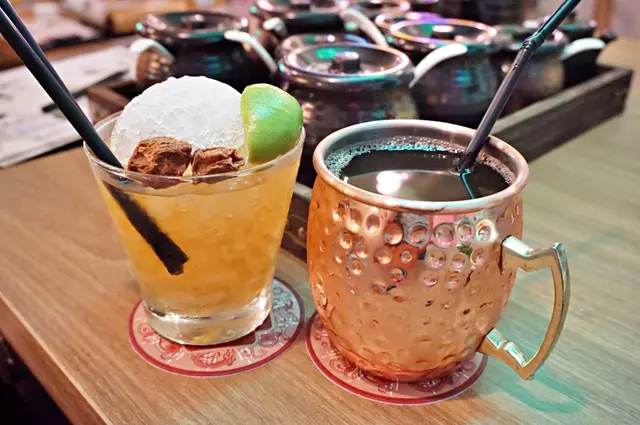 (左) 特製雞尾酒:花雕那媽 (HKD68) (右) 冰鎮烏梅汁 (HKD33)