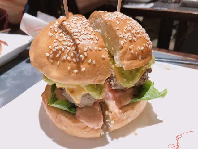 牛油果醬芝士牛肉漢堡