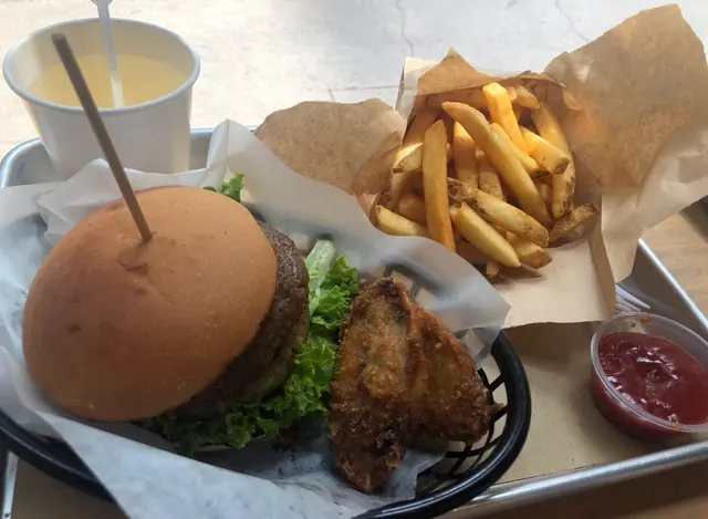 已包餐飲和薯條