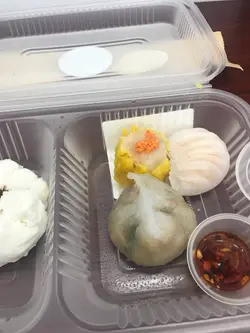 有張類似枱仔嘅可以坐喺度食