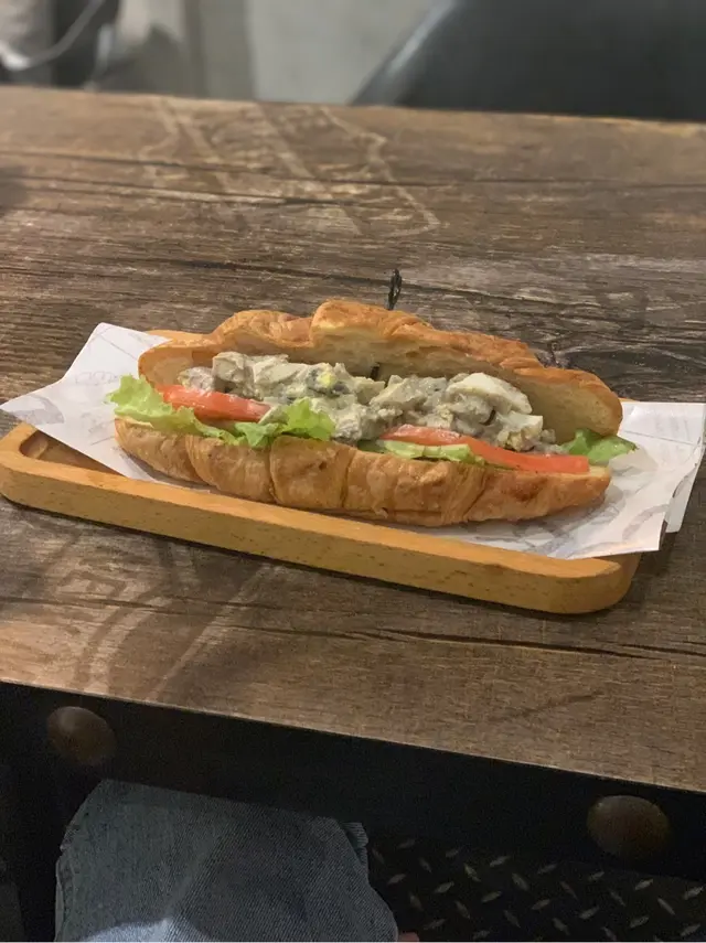 黑松露雜菌碎蛋牛角包-茶餐