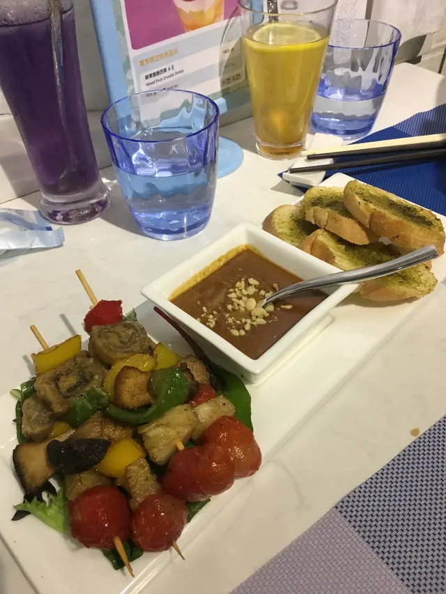 沙嗲猴菇豆卷串燒 配香椿法包