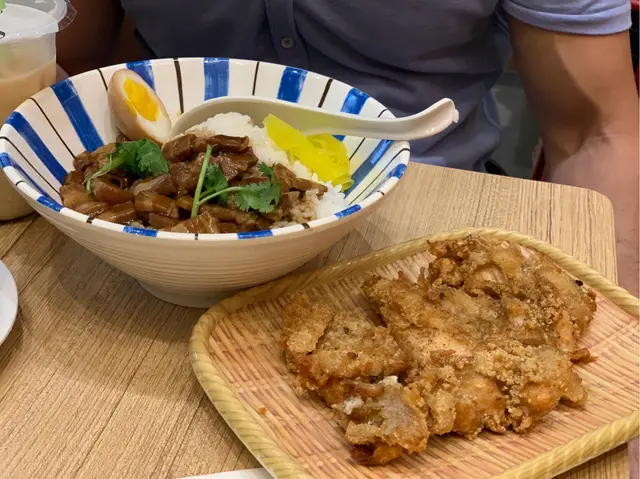 鹽酥雞扒滷肉飯