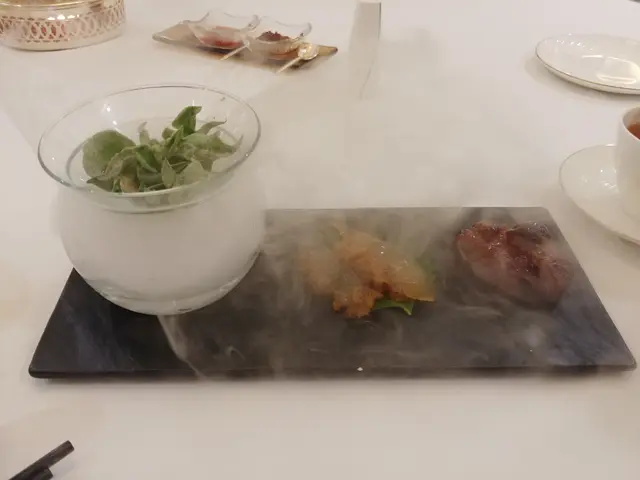 冰菜係有用乾冰上,賣相非常有驚喜,叉燒鬆化,海蜇非常爽口。