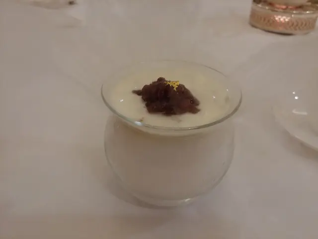 儘管桃膠無味,但有滋補功效,極濃乳酪加上日本十勝紅豆蓉點綴, 金箔令味道昇華,一路食一路補。