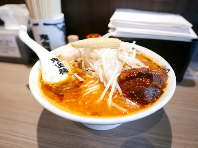 炒豆芽菜辣麻味噌拉麵