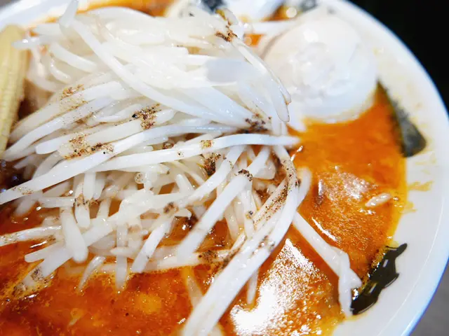 炒豆芽菜辣麻味噌拉麵