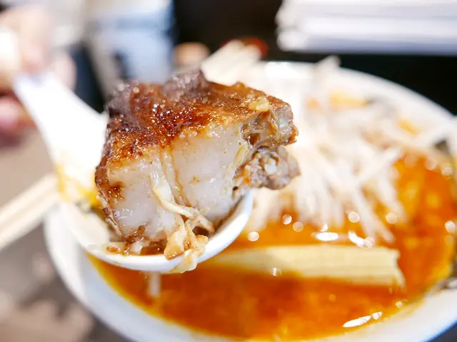 炒豆芽菜辣麻味噌拉麵