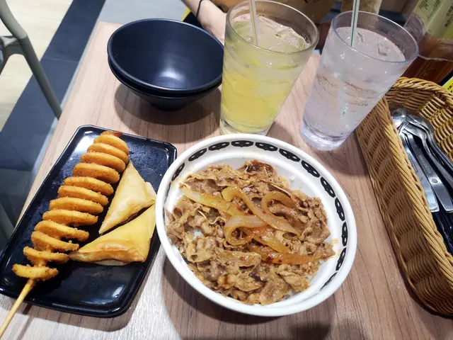 ★★★★★麻辣牛肉飯 $42
有得叫大中小辣,
我地叫咗個特辣,唯一係覺得達唔到我地"辣"嘅標準🤣🤣
屬於微微香辣嘅口感,夠惹味,牛肉份量亦好多
★★★★脆炸逐瘋薯棒 +$8
我地以為係長洲D薄身薯片,原來係偏厚的薯肉,感覺仲抵食咗
薯味夠香濃
★★★★爆脆蝦角 +$6
新鮮炸起非常香脆,皮薄餡靚,蝦肉多,正!