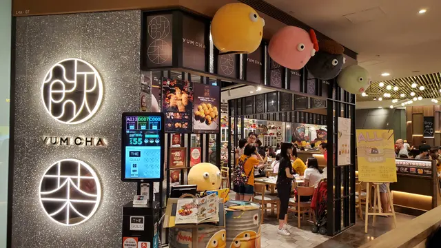 第一次黎呢間店, 原來响 Food Court 入面, 冷氣無乜... 可能因為係開放式! 至於裝修就同其他店都差不多! 不過如果有得揀, 我都係寧願去番中環店... 起碼個感覺舒服好多...