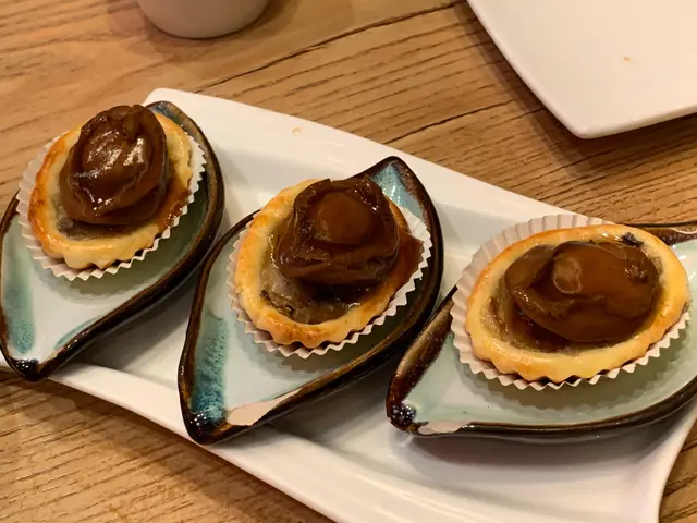 鮑魚雞粒酥