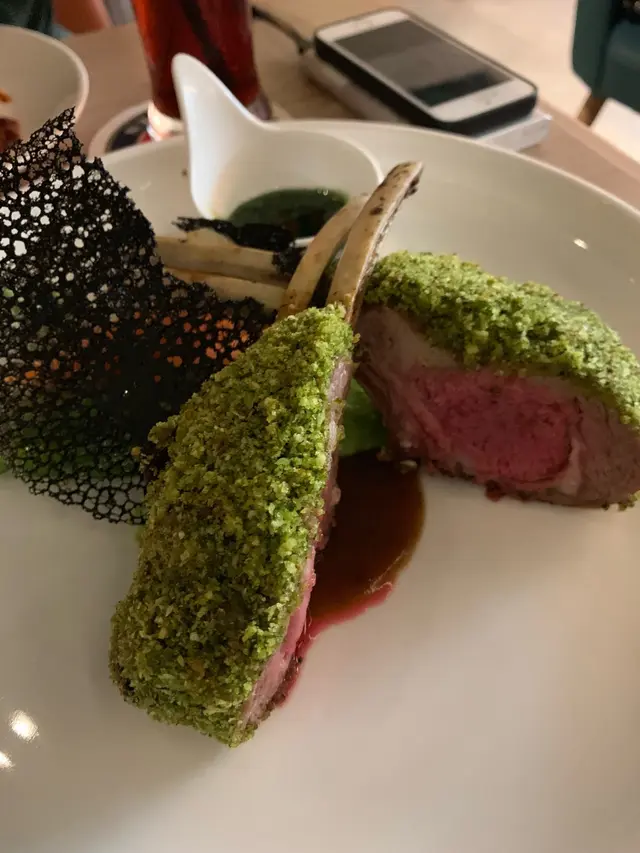 焗羊架配開心果醬及青醬