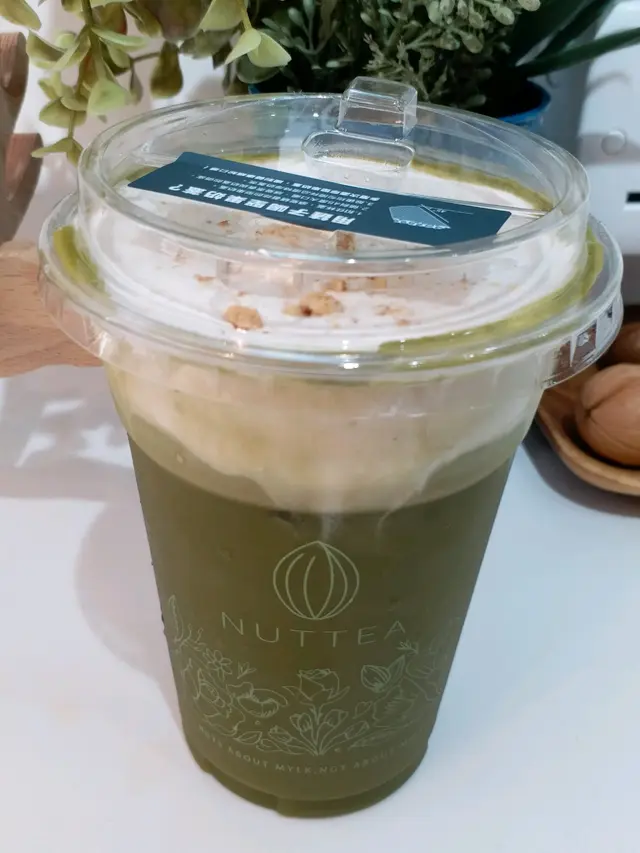 堅果奶蓋好似金莎，抹茶香唔太甜，仲有少少堅果粒