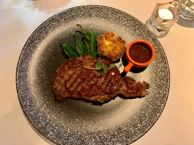 烤肉眼扒配帕德龍椒