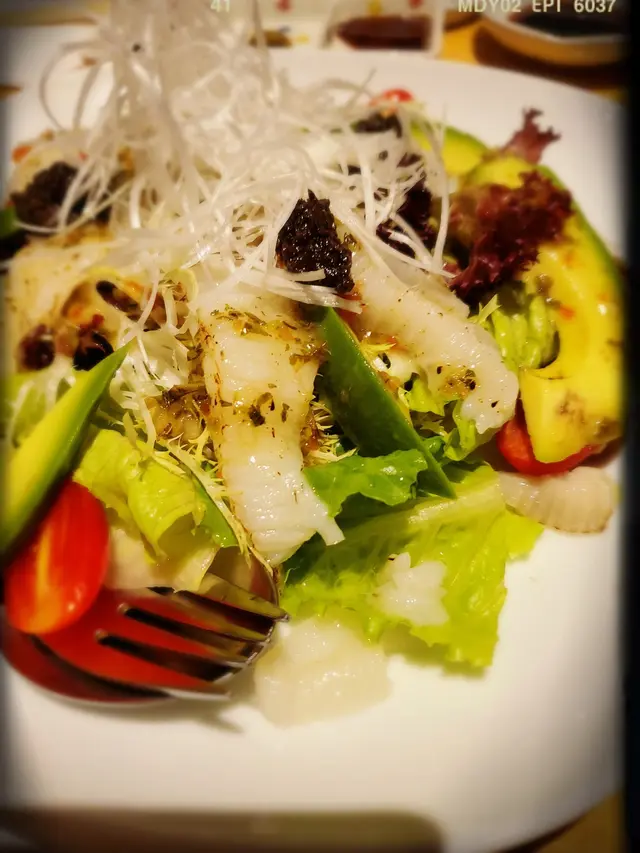 特製黑松露炙燒平目魚邊沙律（$138）