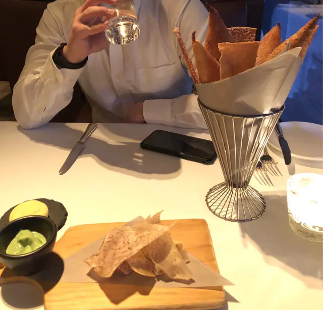 埋位無耐就有waiter過黎放低麵包為我地逐一介紹🥰仲有自家製既薯片好脆好惹味❤️