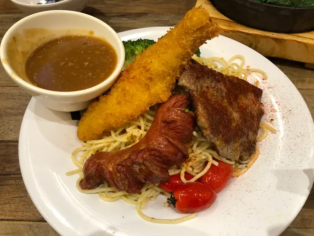 美味煎牛扒拼司華力腸配吉列脆脆魚柳