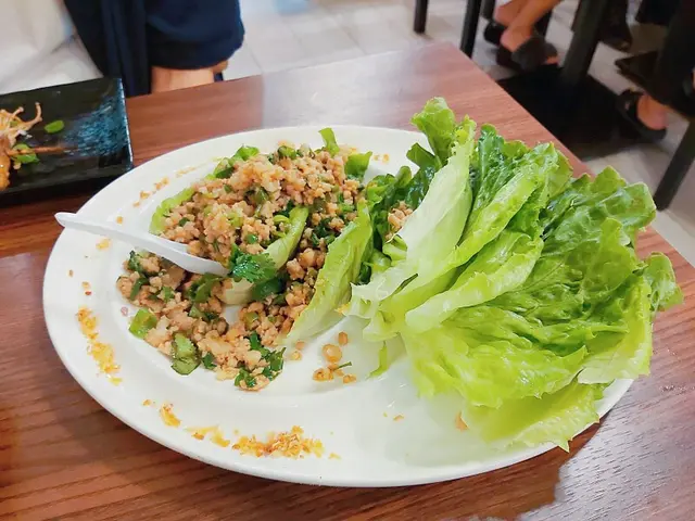 跟老闆聊一聊，他說這款生菜包跟外面的製法不同，就是以中式的芫茜作調味。我們吃的時候就是覺得味道跟外面吃的稍有點不同，吃起很香，酸度也很適中，很開胃，$68來說份量也很大。很喜歡啊這一味！