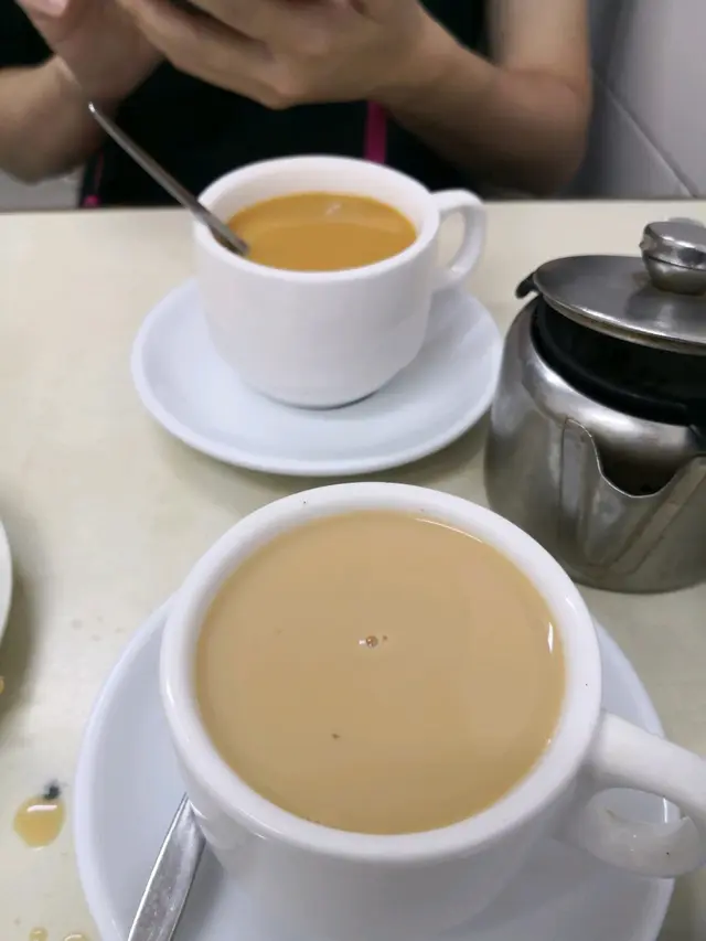 奶茶都是一般澳門奶＋茶，非港式奶茶，但叫來影相，咖啡就ok