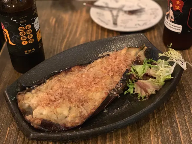 蒜蓉舖滿整條茄子，茄子肉軟綿入味，幾惹味！