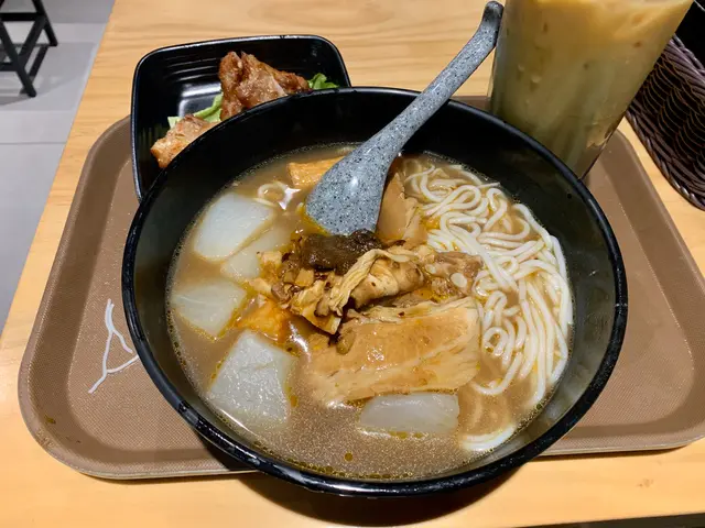 米線+小辣+炸墨魚腐皮卷+蘿蔔+腩肉