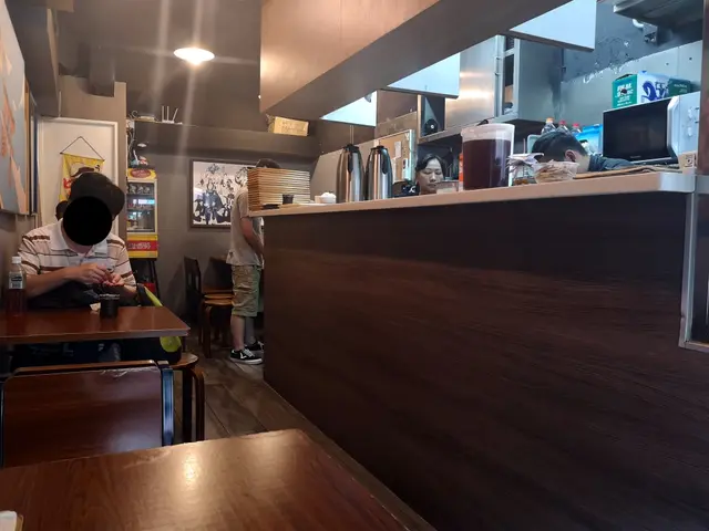 店舖門面依舊，原來唔經唔覺呢間野都開咗有3年？仲記得當初就係幾個90後年輕人希望保持住童心做好食物，誕生咗稚店內主要木系裝演，仲有d動漫墻，連bgm都係jpop, anime等有open kitchen睇到廚師們用心製造食物，打造一個溫馨和風小店～