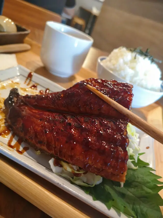 配送味噌湯、茶、珍珠米另加$10要咗隻自家製溏心蛋鰻魚好大條,夠厚身尾尾仲燒到微微焦香,食落冇乜骨,冇腥,抵讚同時食得出表面嘅香脆同內裡魚肉嘅嫩滑再加上燒汁落得非常多,口感夠晒濃厚,鰻魚底仲有好多椰菜,撈埋條魚同菜落飯度食,一流個溏心蛋輕輕夾開,蛋漿流晒出嚟,非常吸引口感偏微咸香,蛋黃漿撈落飯度更加惹味麵豉湯,濃淡適中,飲落都好舒服整體色香味俱全午市嚟講份量仲好足夠tim