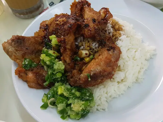 啲蔥油係重點! 雞扒煎得好香脆，一定要食埋塊雞皮! 可惜成碟連飯食有啲乾，但我朋友好鍾意