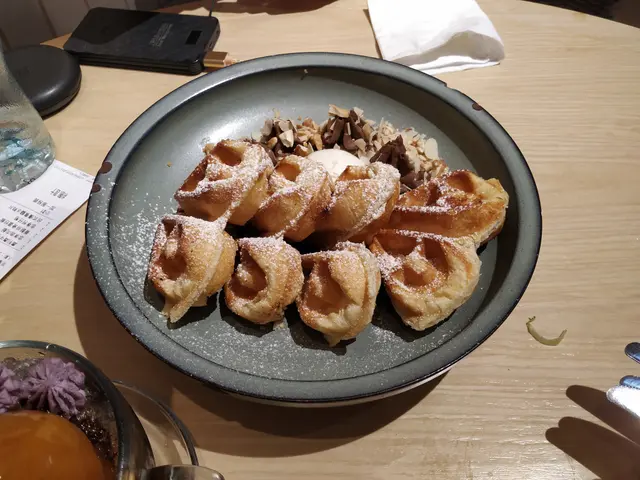 台式麻糬窩夫配朱古力泡沫果仁