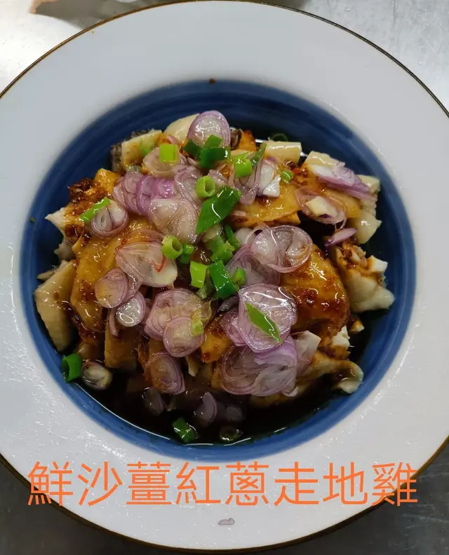 文昌雞加上鮮磨得沙薑紅蔥再淋上香油,一上桌,香氣就引人流口水
