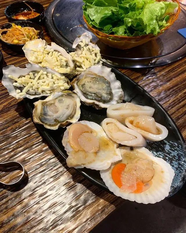 蒜蓉芝士生蠔、魷魚圈、扇貝、帶子