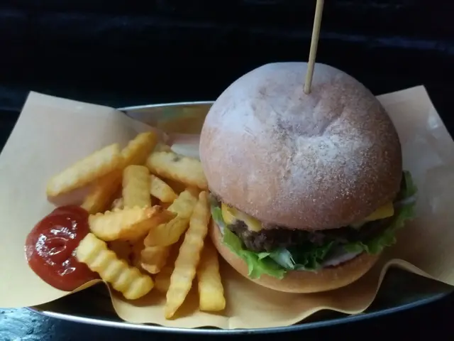 黑松露芝士漢堡 跟薯條+汽水
