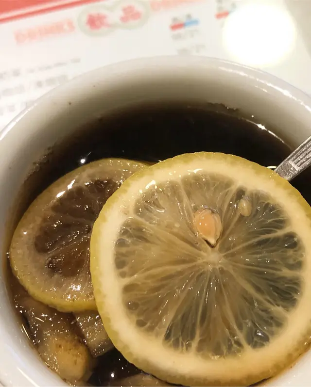 檸檬可樂煲薑 有點感冒飲真心一流!薑切成條狀夠辣夠多,仲有兩大片檸檬🍋酸甜辣剛剛好👍🏻