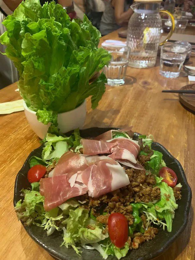 西班牙風乾火腿伴肉碎生菜包