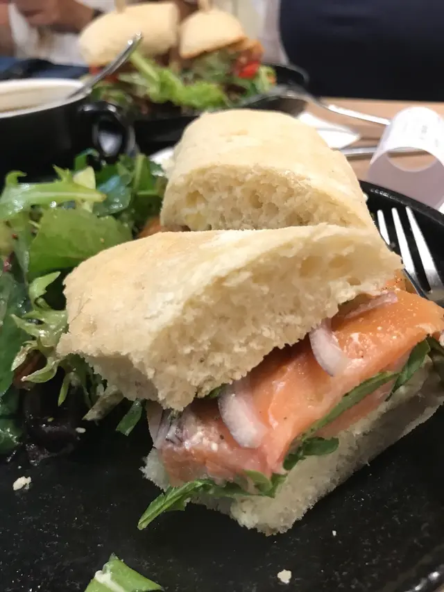 挪威三文魚配意式包