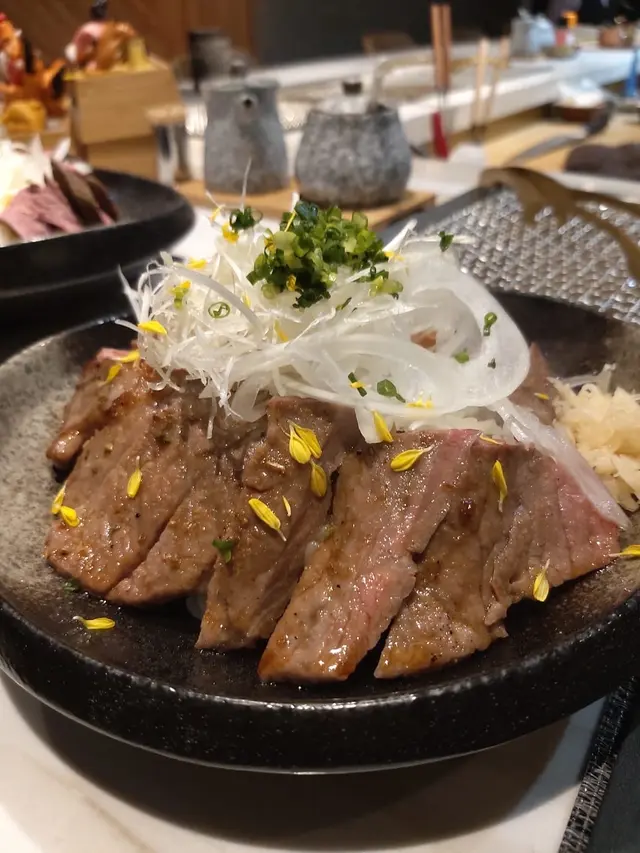 和牛用了比較少油脂的部位,而為保持柔軟口感