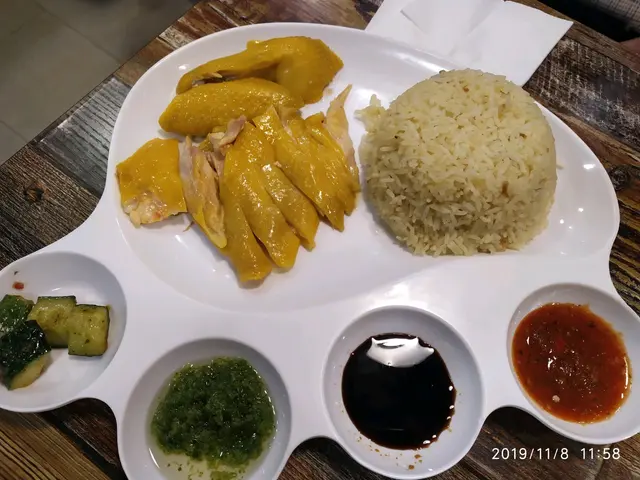 雞肉比較實同吾滑，吾乜雞味，雞油飯比較硬同吾香味