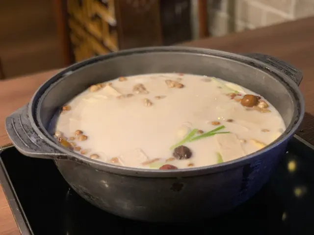 蜂巢豆腐白湯鍋