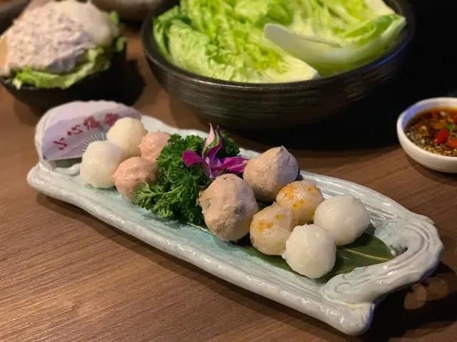 有海味花枝丸、蟹籽手打蝦丸、流心咸蛋黃豬肉丸、手打雙重芝心丸、海瑞香菇貢丸，每款二粒，都幾抵喎！