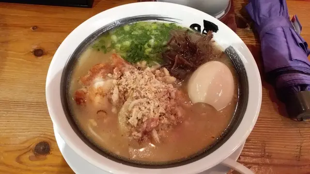 有水準的雞白湯拉麵,配料充足,兩大片雞叉燒