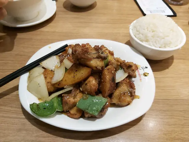 雞同薯仔入味，略硬，蜜汁甜甜，野味