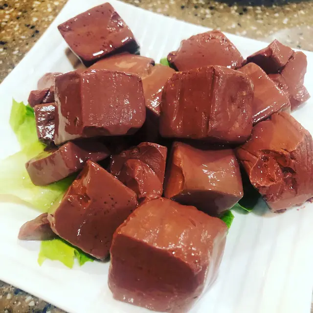 豬紅 看似好普通，如果只係焯一陣就食就太大晒啦！就係因為個湯底夠正，放入湯煮來啲等佢入味，你就會發現呢舊豬紅一啲都唔簡單！